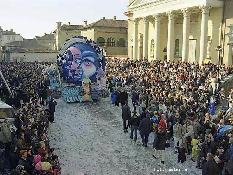 La sfilata dei carri durante il carnevale 2001