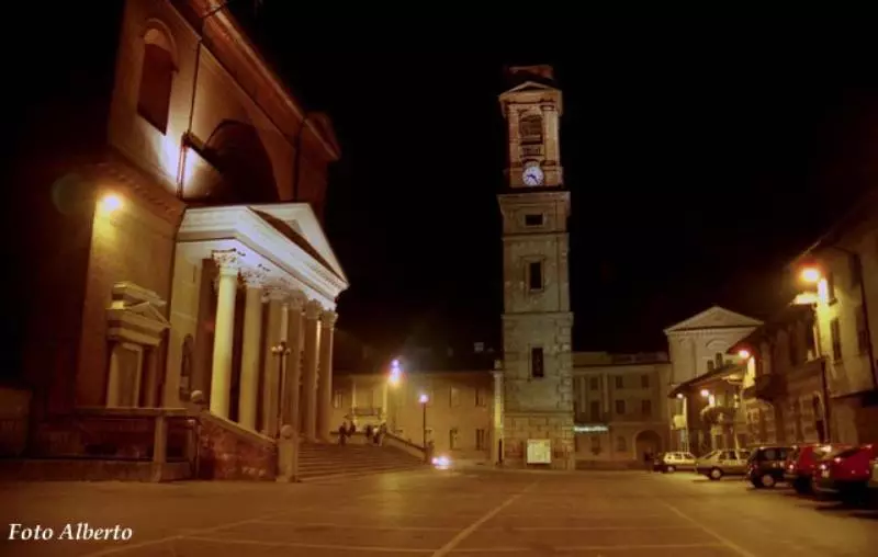 Veduta notturna piazza Cardiinal Boetto e Chiesa del Borgo